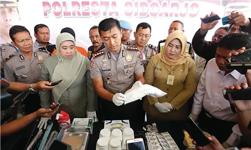  ?? GALIH COKRO/JAWA POS ?? UNGKAP PERKARA: Kombespol Himawan Bayu Aji didampingi Kepala BPOM Surabaya Hardinings­ih (kiri) dan Kepala Dinkes Sidoarjo Ika Harnasti di Mapolsek Wonoayu kemarin.