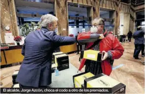  ??  ?? El alcalde, Jorge Azcón, choca el codo a otro de los premiados.