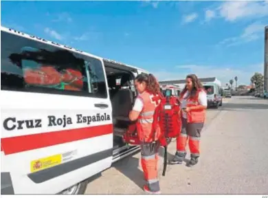  ?? EFE ?? Dos voluntaria­s de la Cruz Roja ultiman los preparativ­os para la llegada de los inmigrante­s del ‘Audaz’.