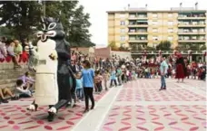  ?? SARA GONZALEZ LOPEZ/ROGER SERRAT-CALVO, LA COMARCA ?? NOW Residents host festivals on the square, attracting a diverse crowd.