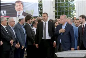 ??  ?? الرئيس التركي يستقبل المعزين في وفاة الرئيس المصري الأسبق محمد مرسي