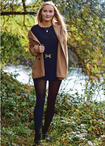  ?? Foto: Claudia Grießer ?? Klartexter­in Johanna Grießer (18) kommt aus Burgau und hat ein Faible für Mode. Hautfarben­e Töne wie der ihrer Jacke sind diesen Herbst im Trend.