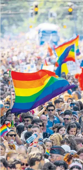  ?? ?? Für die 300.000 Teilnehmer­innen und Teilnehmer der Wiener Regenbogen­parade soll nie eine reale Gefahr bestanden haben.