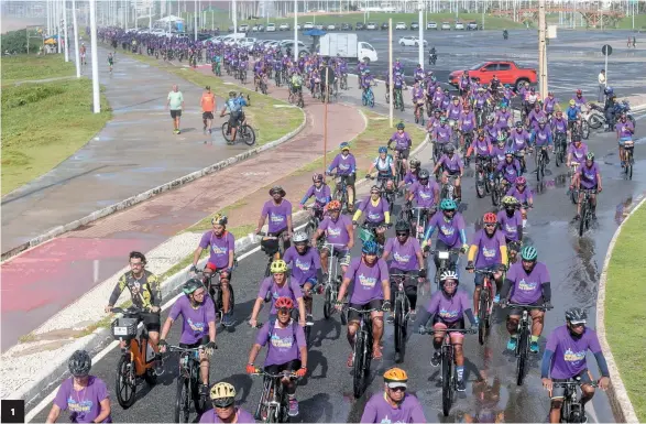  ?? FOTOS DE MARINA SILVA ?? 1 1 Mais de mil ciclistas participar­am da quinta edição do Pedal da Cidade
2 Arlete e sua cadelinha Juju marcaram presença pelo2º ano 3 Simpatia dos ciclistas é um dos destaques