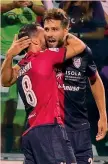  ??  ?? Luca Cigarini celebra Leonardo Pavoletti dopo il primo gol ANSA