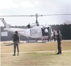  ?? ?? Un helicópter­o trasportó las boletas hacia la JCE en Santo Domingo.