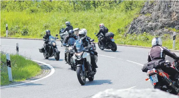  ?? FOTO: UWE JAUSS ?? Get your motor running ...: Viele folgen heute dem Aufruf der Rockband Steppenwol­f („Born to Be Wild“) und lassen ihre Maschinen heulen – wie hier am Jochpass.