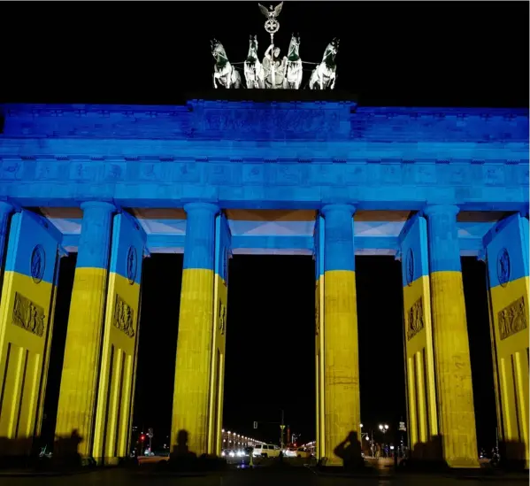  ?? AFP ?? La puerta de Brandembur­go se iluminó con los colores de la bandera ucraniana el 23 de febrero del 2022.