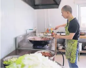  ?? JEFFREY ZAMORA. ?? Ma Yang Hong es uno de los dos cocineros del campamento. Abajo, el youtiao, un platillo muy tradiciona­l en el desayuno.
