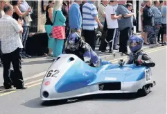  ?? Alan Molyneux and Andy Hailwood on their ex Rob Fisher F2 Suzuki sidecar outfit ??