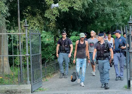  ??  ?? Il maxiblitz
I poliziotti guidati dal questore Paolo Fassari hanno passato al setaccio i Giardini dell’arena (in foto) e la zona attorno a piazzale Gasparotto, diventato luogo di spaccio e bici rubate