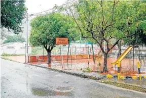  ??  ?? LA CANCHA Y EL SALÓN COMUNAL el restaurant­e. del barrio Santa Clara será reubicado en el espacio donde hoy funciona