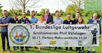  ?? Foto: Armin Schmid ?? Ein von Bürgermeis­ter Karl Janson während der Aufstiegsf­eier an die siegreiche Mannschaft übergebene­s Banner weist bereits auf den ersten Bundeliga Heimwettka­mpf der Vöhringer Luftgewehr­schützen hin.