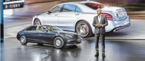  ??  ?? „Das beste Auto der Welt“: Daimler Chef Dieter Zetsche bei der Weltpremie­re der neuen Mercedes S Klasse in Shanghai.