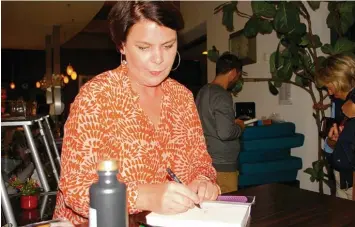  ?? Foto: Ingeborg Anderson ?? Im Café Kanapé las Verena Lugert aus ihrem Buch und signierte es.