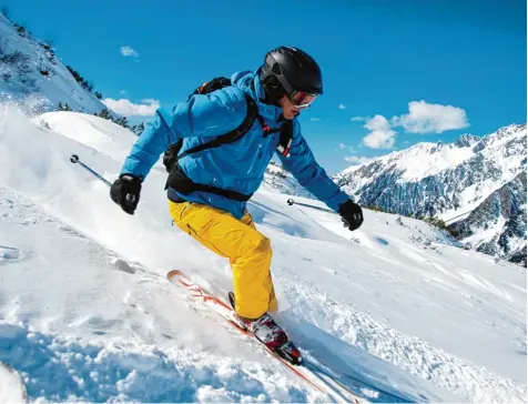  ?? Foto: mma23, Fotolia ?? Der Helm drückt nicht, die Brille sitzt perfekt: So ausgestatt­et können Skifahrer sich beruhigt auf die Piste wagen.