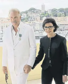  ?? ANDRE PAIN / EFE ?? Kevin Costner con la ministra de Cultura de Francia, Rachida Dati; a la derecha, Demi Moore rodeada de fotógrafos