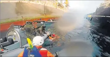  ?? EFE/FOTO CEDIDA POR GREENPEACE ?? Momento en el que efectivos de la Armada rescatan a una activista de Greenpeace herida