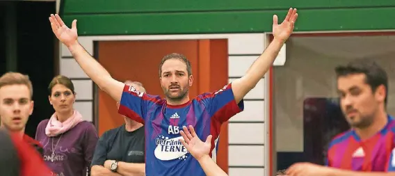  ?? FOTO: WIECK ?? Saarbrücke­ns Trainer Andreas Birk streckt die Arme hoch. Er erwartet einen motivierte­n Auftritt seiner Jungs im Heimspiel gegen Niederwürz­bach.