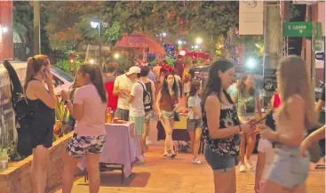  ?? ?? Los adolescent­es y jóvenes invaden las calles en la movida noche de la ciudad veraniega.