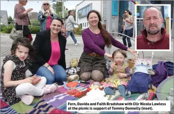  ??  ?? Fern, Davida and Faith Bradshaw with Cllr Nicola Lawless at the picnic is support of Tommy Donnelly (inset).