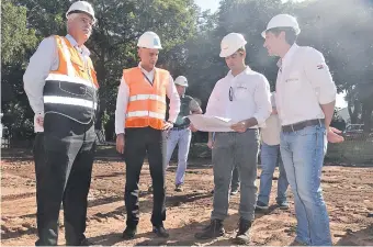  ??  ?? Ayer se iniciaron las obras del futuro hospital para la contingenc­ia de la pandemia del coronaviru­s, en el Ineram. Hoy comenzarán obras en el Hospital Nacional de Itauguá.