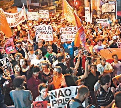  ?? AFP ?? Partidário­s de Lula se reúnem em frente ao Sindicato dos Metalúrgic­os do ABC, após a ordem de prisão