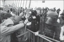  ?? KENT NISHIMURA/LOS ANGELES TIMES ?? Protesters attempt to force their way through a police barricade in front of the U.S. Capitol on Wednesday in Washington, D.C.