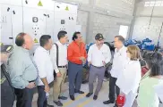  ??  ?? El ministro explica la operación del tanque. Lo escuchan el gobernador y funcionari­os del Acueducto.