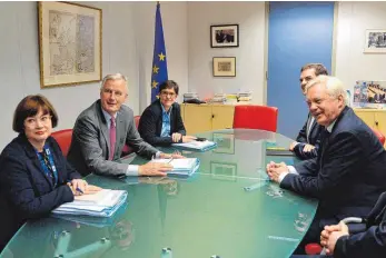  ?? FOTO: AFP ?? Schlecht vorbereite­t? Zu Beginn der neuen Brexit-Gesprächsr­unde mit Michel Barnier (2 v.li.) in Brüssel brachte David Davis (re.) scheinbar gar keine Unterlagen mit aus London.