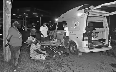  ??  ?? Een bromfietse­r raakte donderdaga­vond gewond bij een aanrijding aan de Martin Luther Kingweg. Hij werd door een auto aangereden. (Actionfoto: Shaylendra Jarbandhan)