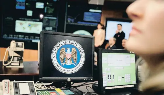  ?? BROOKS KRAFT / GETTY
El logo de l’Agència Nacional de Seguretat apareix en un ordinador del Centre d’Operacions contra Amenaces, a Fort Meade ??