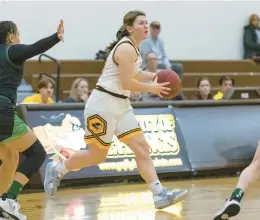  ?? JACLYN DUSKE ?? St. Francis’ Mia Kennelly looks to make a pass against Roosevelt during a game on Nov. 22.