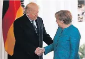  ?? FOTO: DPA ?? Der US-Präsident empfängt Merkel vor dem Weißen Haus in Washington.