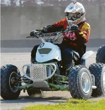  ?? Symbolfoto: Kerpf ?? Vermutlich nicht ganz so sportlich, sondern eher gemütlich, wollen zwei Buttenwies­ener künftig Quad-Touren von Hirschbach aus in den heimischen Fluren anbieten. So einfach geht das aber nicht, Jäger und Grundbesit­zer protestier­en. Die Kommunen wollten einen offizielle­n Antrag sehen und genehmigen lassen.