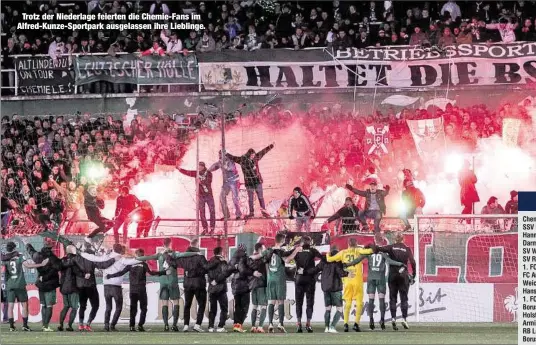  ??  ?? Trotz der Niederlage feierten die Chemie-Fans im Alfred-Kunze-Sportpark ausgelasse­n ihre Lieblinge.