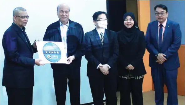  ??  ?? (From left) Perodua president and chief executive officer Datuk Dr Aminar Rashid Salleh, Miros chairman Tan Sri Datuk Seri Lee Lam Thye, Asean NCAP chairman Professor Dr Wang Shaw Voon, Miros acting director-general Dr Siti Zaharah Ishak and Miros...