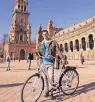  ??  ?? Beliebt um die andalusisc­he Hauptstadt zu erkunden, sind geführte Fahrradtou­ren.