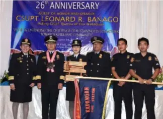  ?? Photo by Redjie Melvic Cawis ?? TOP FIRE STATION. Bureau of Fire Protection Acting Chief Supt. Leonard Bañago (c) assisted by BFP-CAR regional director Supt. Maria Sofia Mendoza and assistant regional director Supt. Allan Eballar in awarding the Best Municipal Fire Marshall award to...