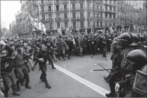  ?? The Associated Press ?? BARCELONA: Catalan Mossos d’Esquadra regional police officers clash with pro-independen­ce supporters trying to reach the Spanish government office on Sunday in Barcelona, Spain. Grassroots groups both for and against Catalan secession called for...