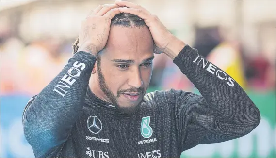  ?? FOTO: EFE ?? Lewis Hamilton se lleva las manos a la cabeza tras bajarse de su Mercedes después de lograr su pole número 100 en la Fórmula 1 en Barcelona