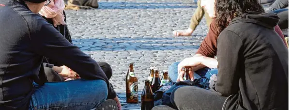  ?? Foto: Silvio Wyszengrad ?? Jugendlich­e, die auf dem Rathauspla­tz ein Bier trinken, stören in der Regel niemanden. Wenn der Alkoholkon­sum aber zu hoch ausfällt, eskaliert eine solche Situation allzu schnell. Die Stadt will jetzt gegen Pöbler und Betrunkene vorgehen.