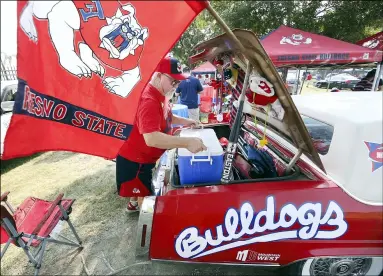  ?? GARY KAZANJIAN — THE ASSOCIATED PRESS ?? Woody Woodruff gets his tailgate party started before the Connecticu­t at Fresno State game in Fresno on Aug. 28.
