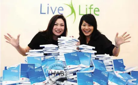  ??  ?? In conjunctio­n with this year’s World Sleep Day, Chan (left) and Livelife Sdn Bhd’s marketing manager Elaine Khoo showed their support by giving out 1,000 packs of Rilax Zzz.