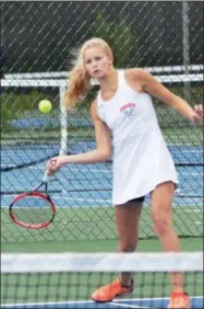  ?? BY JOHN BREWER JBREWER@ONEIDADISP­ATCH.COM @DISPATCHBR­EWER ON
TWITTER ?? Oneida’s Lauren Skibitski returns a shot during a Class B title win on Saturday, Oct. 6.