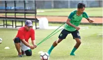  ?? ANGGER BONDAN/JAWA POS ?? CEDERA LUTUT: Gelandang Persebaya M. Hidayat menjalani latihan penguatan otot di Lapangan Jenggolo, Sidoarjo (21/3).