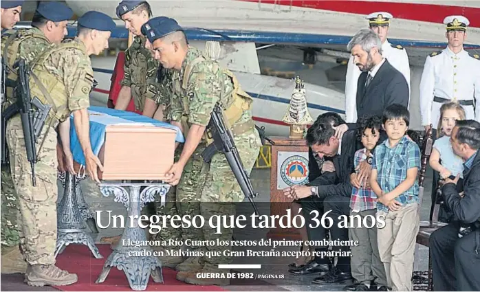  ?? (TOMY FRAGUEIRO) ?? En casa. El féretro con los restos del capitán Luis Darío Castagnari fue envuelto con la Bandera argentina y bajado del avión que lo llevó desde Malvinas hasta Río Cuarto.