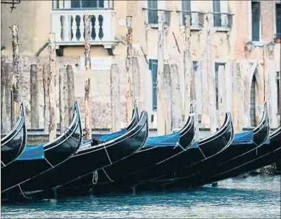  ?? ANDREW MEDICHINI / AP ?? Góndolas amarradas en el Gran Canal de Venecia, ayer