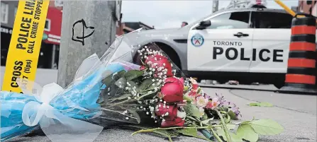  ?? RICHARD LAUTENS
TORONTO STAR ?? A small makeshift memorial to Sunday night’s shooting vicitms is taking shape at the corner of Broadview and Danforth in Toronto.