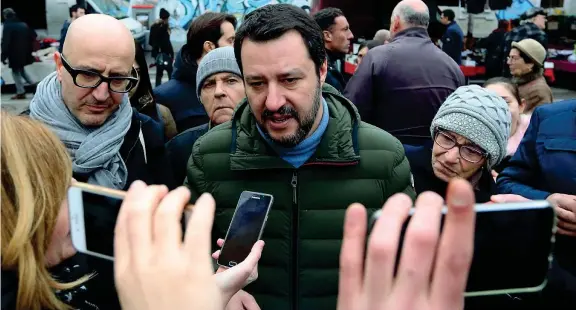  ??  ?? A Milano
Il leader della Lega Matteo Salvini, 44 anni, ieri durante il volantinag­gio tra i banchi del mercato di piazzale Lagosta, a Milano
(Lapresse)